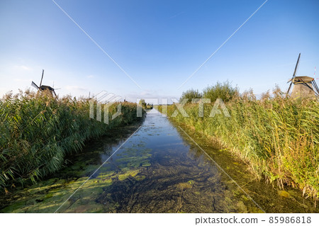 Horizontal picture of the famous Dutch windmills at Kinderdijk, a UNESCO world heritage site. On the Horizontal picture of the famous Dutch windmills at Kinderdijk, a UNESCO world heritage site. On the 85986818
