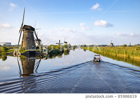 Horizontal picture of the famous Dutch windmills at Kinderdijk, a UNESCO world heritage site. On the Horizontal picture of the famous Dutch windmills at Kinderdijk, a UNESCO world heritage site. On the 85986819
