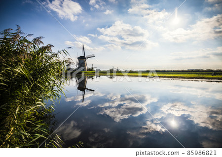 Horizontal picture of the famous Dutch windmills at Kinderdijk, a UNESCO world heritage site. On the Horizontal picture of the famous Dutch windmills at Kinderdijk, a UNESCO world heritage site. On the 85986821