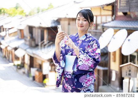 A smartphone for women sightseeing in Kyoto with a yukata 85987282