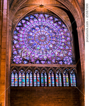 聖禮拜堂教堂的彩色玻璃 85987890