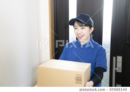 Courier woman delivering luggage Courier woman delivering luggage 85989149