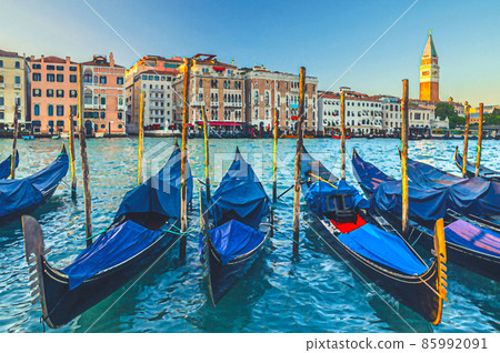 Watercolor drawing of Gondolas moored in water of Grand Canal waterway in Venice. Baroque style colorful buildings along Canal Grande and bell tower Campanile di San Marco 85992091