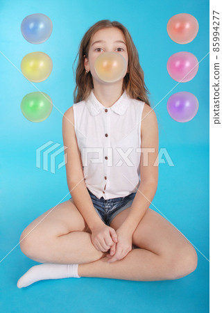 Young girl making a big bubble with a chewing gum 85994277