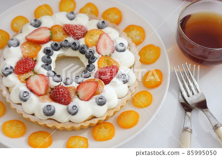 Strawberry, blueberry and kumquat wreath tart 85995050