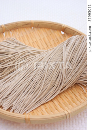 Raw noodles 85995051
