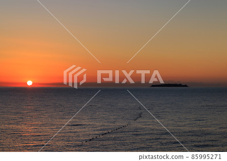 The sun rising from the horizon and Hatsushima off Atami 85995271