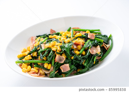 炒玉米、菠菜和培根。 （白色背景） 85995838