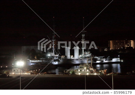 The shadow of the battleship Mikasa that emerges in the sea at night 85996179