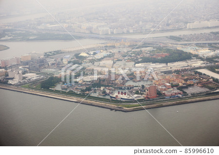 Outside the window of an airplane (Urayasu City) 85996610