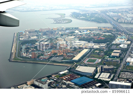 Outside the window of an airplane (Urayasu City) 85996611