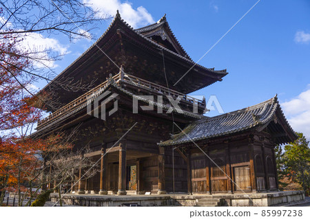 深秋的南禪寺山門 85997238