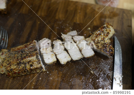 烤和切片真空低溫烹調法煮熟的整個脖子 85998191