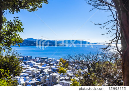 The sea seen from Hase-dera in the thaw 85998355