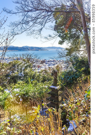 The sea seen from Hase-dera in the thaw 85998359