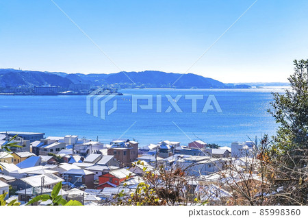 The sea seen from Hase-dera in the thaw 85998360