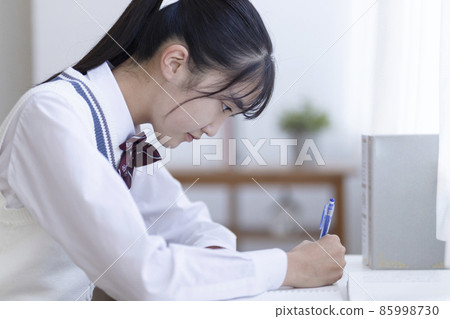 在家學習的高中生 85998730