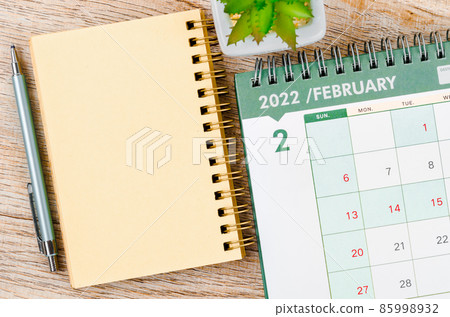 February 2022 desk calendar and diary with small plant February 2022 desk calendar and diary with small plant 85998932