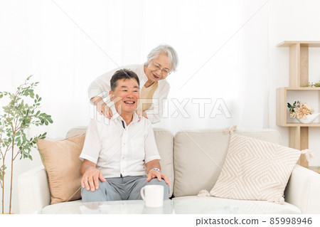 房間裡的老夫婦（微笑） 85998946