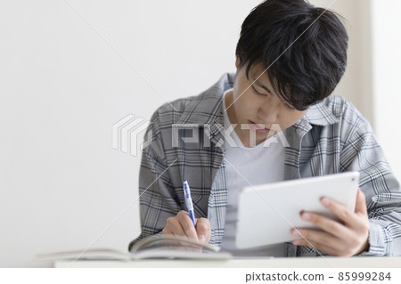 在家學習的高中生 在家學習的高中生 85999284