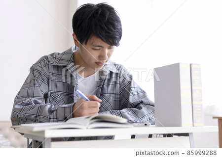 在家學習的高中生 85999288