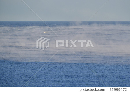 Taking a picture of the scenery of the Sea of Japan rising up on the Fushikido coast in Esashi-cho, Hokkaido in winter Taking a picture of the scenery of the Sea of Japan rising up on the Fushikido coast in Esashi-cho, Hokkaido in winter 85999472