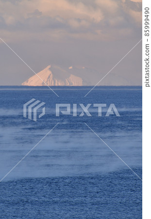 拍攝冬季在北海道江差町伏木道海岸升起的日本海風光 拍攝冬季在北海道江差町伏木道海岸升起的日本海風光 85999490