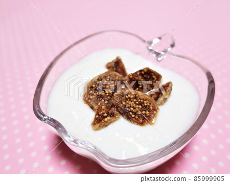 Yogurt and dried figs Yogurt and dried figs 85999905