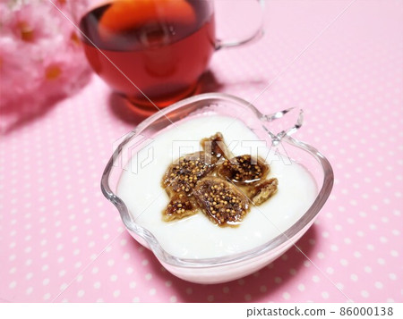 Yogurt and dried figs Yogurt and dried figs 86000138