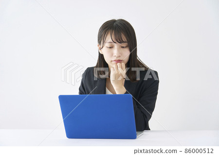 Business woman desk work worried 86000512
