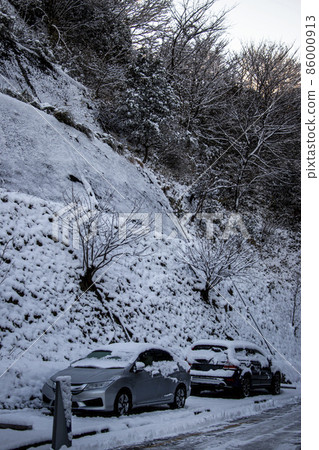 A car on the road that turned into a silver world overnight A car on the road that turned into a silver world overnight 86000913