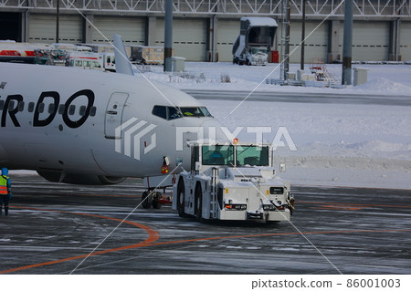 Airplane towing vehicle towing Airplane towing vehicle towing 86001003