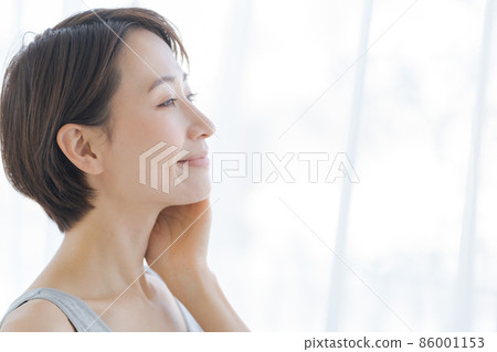 Beauty beauty profile female in her 30s 86001153