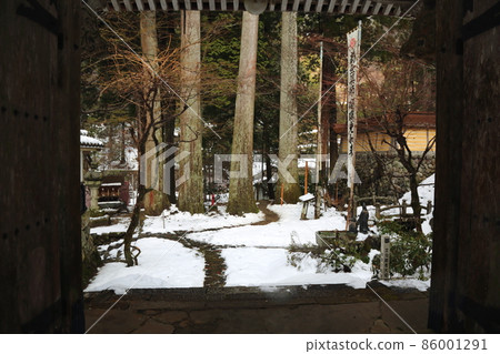 New Year's mountain temple walk 23 (Yokokura, Ibigawa-cho, Ibi-gun, Gifu Prefecture: Ryokaizan Yokokuraji) New Year's mountain temple walk 23 (Yokokura, Ibigawa-cho, Ibi-gun, Gifu Prefecture: Ryokaizan Yokokuraji) 86001291