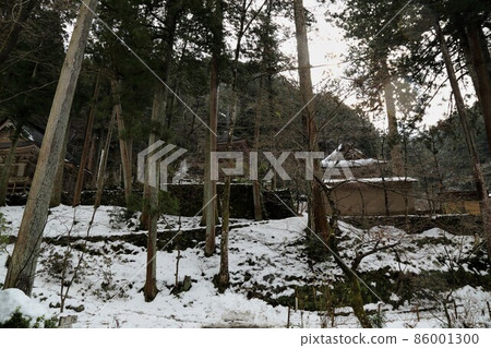 New Year's mountain temple walk 32 (Yokokura, Ibigawa-cho, Ibi-gun, Gifu Prefecture: Ryokaizan Yokokuraji) 86001300