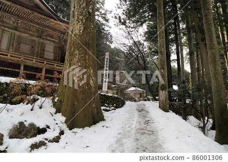 New Year's mountain temple walk 38 (Yokokura, Ibigawa-cho, Ibi-gun, Gifu Prefecture: Ryokaizan Yokokuraji) New Year's mountain temple walk 38 (Yokokura, Ibigawa-cho, Ibi-gun, Gifu Prefecture: Ryokaizan Yokokuraji) 86001306