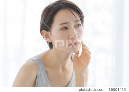 Skin problems: Female in her 30s 86001433