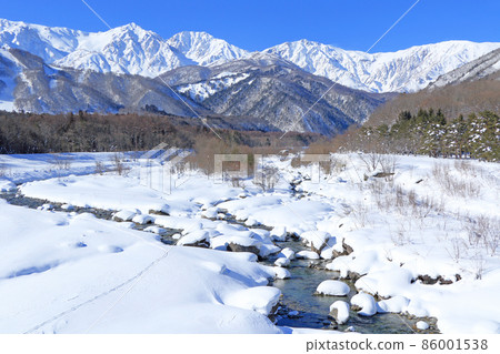 從白馬大橋看到的晴朗天空中的白馬冬季白馬三山 86001538