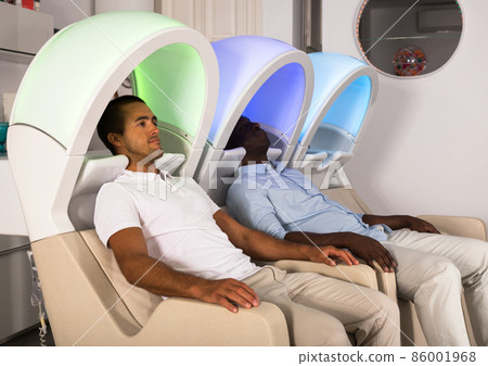 Male clients sitting in hair washing chairs 86001968