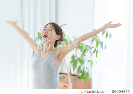 Relaxed beauty female in her 30s 86004875