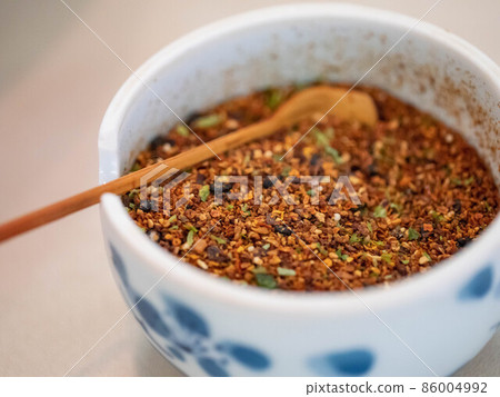 七香料混合。由辣椒和芝麻等七種調味品混合而成的調味品。 86004992