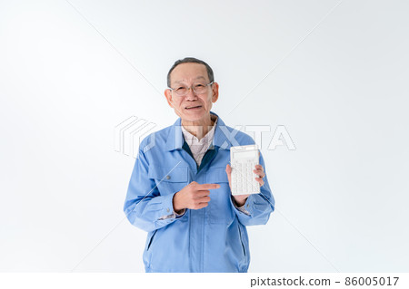 工作服的老人有計算器的 86005017