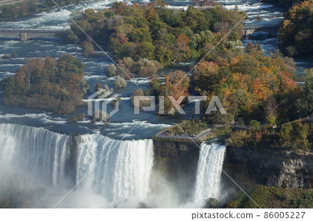 從加拿大看尼亞加拉的美國瀑布和新娘面紗瀑布 86005227