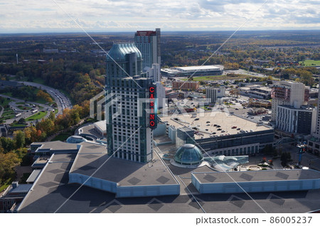 從加拿大摩天塔看到的尼亞加拉大瀑布城 86005237