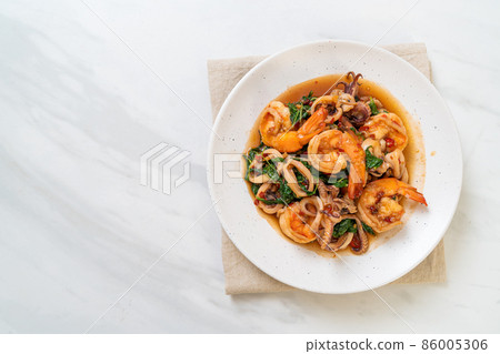 stir-fried seafood with Thai basil 86005306