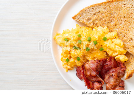 scrambled egg with bread toasted and bacon scrambled egg with bread toasted and bacon 86006017