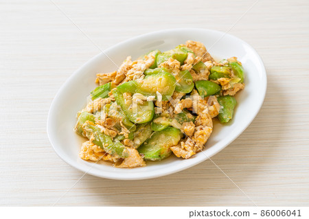 Stir Fried Angled Gourd with Egg 86006041
