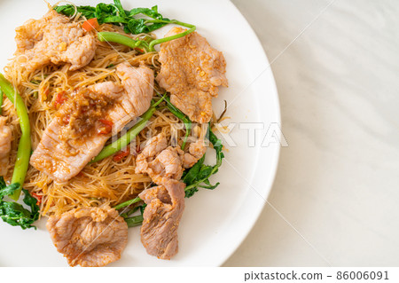 Stir-fried rice vermicelli and water mimosa with pork Stir-fried rice vermicelli and water mimosa with pork 86006091