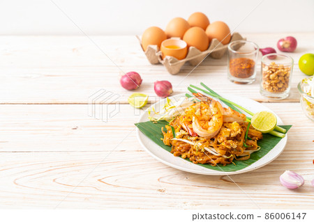 Pad Thai - stir-fried rice noodles Pad Thai - stir-fried rice noodles 86006147