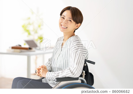 輪椅家庭作業中間女性 86006682